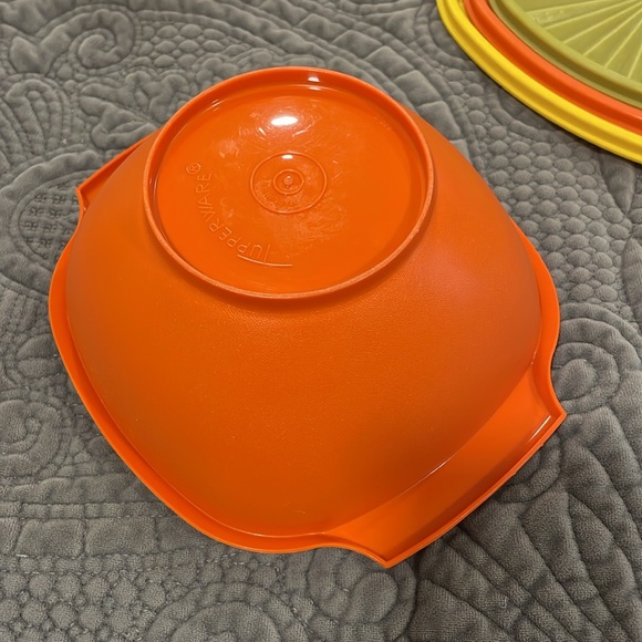 Vintage Tupperware Servalier bowls and lids. Great condition. Set of three - Picture 6 of 13